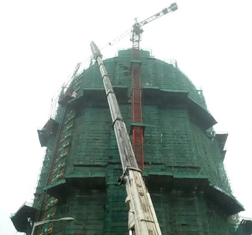 丘北吊车在工地上作业